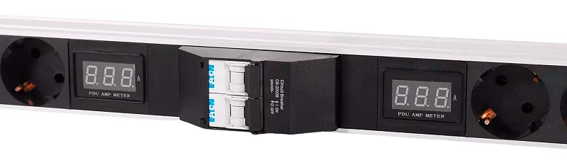 Фото-1 Блок розеток PDU TSMO Rem REM-32 Zero-U R-32-24S-A-AM-1820-K, крупный план центральной части: два цифровых дисплея «PDU AMP METER» и модуль автоматов с белыми клавишами; видны круглые розетки по краям — важно для понимания наличия амперметра и защиты.