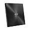 Фото-3 Внешний оптический привод ASUS ZenDrive U7M SDRW-08U7M-U (DVD-RW), чёрный: вид сбоку в вертикальном положении; тонкий профиль, видна линия лотка и боковые маркировки, логотип ASUS на крышке; на белом фоне &mdash; показывает толщину корпуса и расположение лотка.