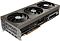 Фото-2 Видеокарта Sapphire Radeon RX 9070 NITRO+, вид спереди под углом со стороны интерфейсной планки: три чёрных вентилятора, графитовый кожух, на планке видны три DisplayPort и один HDMI; для страницы товара этот ракурс показывает толщину корпуса и набор видеовыходов.