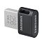 Фото-1 USB-накопитель Samsung MUF-256AB 256 ГБ, крупный план под углом: чёрный корпус с надписью SAMSUNG и серебристый разъём USB‑A с маркировкой &ldquo;256&rdquo; и &ldquo;USB 3.1&rdquo;, виден слот под ремешок; на белом фоне &mdash; показывает форму и маркировки для выбора совместимости и объёма на странице товара.