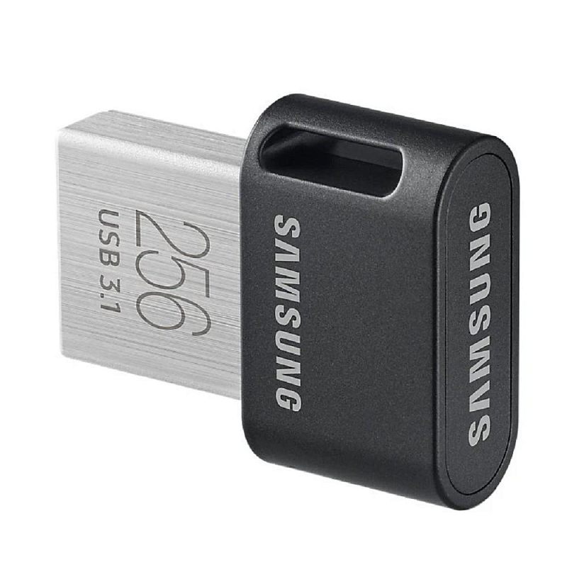 Фото-1 USB-накопитель Samsung MUF-256AB 256 ГБ, крупный план под углом: чёрный корпус с надписью SAMSUNG и серебристый разъём USB‑A с маркировкой “256” и “USB 3.1”, виден слот под ремешок; на белом фоне — показывает форму и маркировки для выбора совместимости и объёма на странице товара.