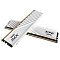 Фото-1 Комплект памяти ADATA XPG Lancer Blade AX5U6400C3216G-DTLABWH, набор из двух модулей под углом. На фото белые модули с рифлёными диагональными секциями радиатора, чёрными печатными платами по краям и золотистыми контактами. Изображение показывает цветовое исполнение комплекта.