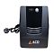 Фото-4 ИБП ACD PW Base 2000 2000 VA Tower 80L C74144 00G, фронтальный вид. На фото чёрная лицевая панель с круглой кнопкой питания, тремя светодиодными индикаторами, нижними горизонтальными рёбрами и логотипом ACD; сбоку выведен сетевой кабель. Подходит для страницы товара, где важны органы управления и передняя индикация.