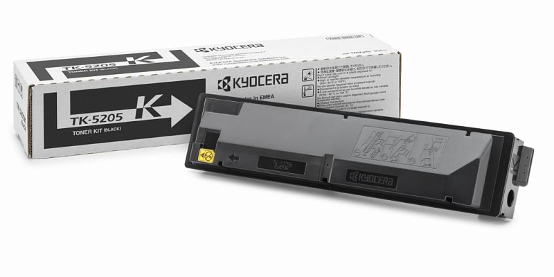 Фото-1 Лазерный картридж Kyocera TK-5205K 1T02R50NL0, чёрный, вид под углом рядом с коробкой. На фото белая коробка TK-5205K и чёрный картридж с серой лицевой панелью, рельефной схемой установки и жёлтой предупредительной наклейкой. Изображение на белом фоне показывает переднюю сторону корпуса и посадочный торец, что важно для страницы товара при выборе чёрного картриджа TK-5205K.