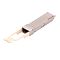Фото-2 Трансивер Cisco QSFP-40G-SR4, вид спереди/под углом: бежевый рычаг извлечения вытянут вперёд, прямоугольное окно разъёма на торце, металлический корпус; на белом фоне — помогает визуально сопоставить модуль с QSFP‑портом и способом извлечения.
