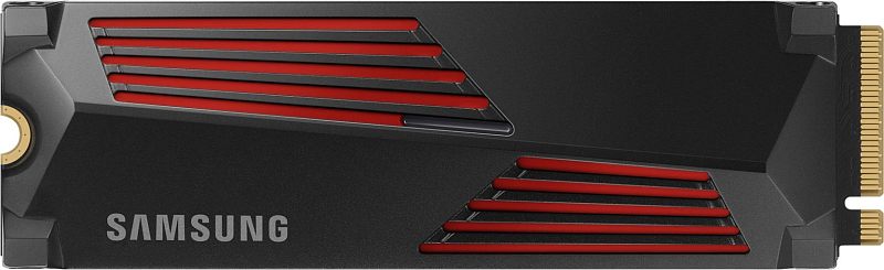 Фото-1 SSD Samsung 990 PRO, M.2 2280 4 ТБ, вид спереди на белом фоне: модуль с чёрным радиатором и красными рёбрами, видны монтажное отверстие и контакты M.2, фото показывает конструкцию накопителя с теплоотводом для карточки товара SSD.