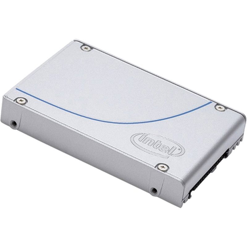 Фото-1 SSD Intel P4610 U.2 SSDPE2KE016T801 1.6TB, ракурс сверху под углом. На фото серебристый корпус 2,5 дюйма высотой 15 мм, верхняя крышка с синей дугообразной линией, винты по углам и боковой профиль корпуса. Изображение показывает внешний вид накопителя и толщину корпуса для серверной установки.