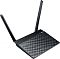 Фото-2 Wi-Fi роутер ASUS RT-N12E, вид под углом; чёрный корпус с узором на верхней панели и двумя антеннами, боковые вентиляционные прорези; фото демонстрирует форму устройства.
