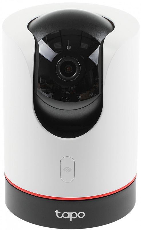 Фото-1 Поворотная Wi-Fi камера TP-Link Tapo C225 — вид спереди; белый корпус, чёрная глянцевая панель с объективом по центру, снизу кнопка на лицевой стороне, чёрное основание с логотипом и красной окантовкой; на светлом фоне для точной идентификации модели в карточке товара.