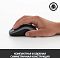 Фото-9 Мышь Logitech 920-003381 в руке, вид сбоку: ладонь держит чёрную мышь на белом фоне, виден профиль и боковые вставки; помогает оценить посадку и форму корпуса.