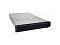 Фото-1 Серверная платформа ASUS RS720A-E12-RS24U, 2U rack — вид спереди под углом, фронтальная панель с рядом из 24 отсеков для 2,5″ накопителей с синими защёлками; корпус серебристый с чёрной передней рамкой