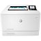 Фото-3 Цветной принтер HP Color LaserJet Enterprise M455, вид спереди; сверху виден цветной лист в зоне выдачи, справа сверху экран и клавиши, спереди логотип HP; белый корпус на белом фоне, для идентификации внешнего вида на странице товара.