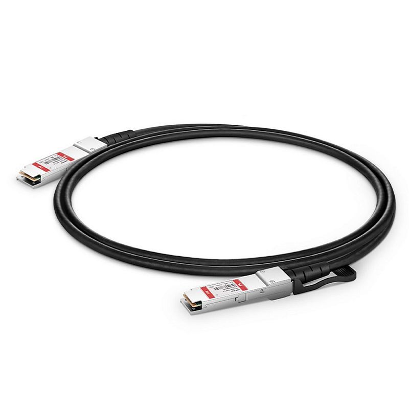 Фото-1 Кабель прямого подключения H3C LSWM1QSTK0 QSFP+–QSFP+ — вид под углом: чёрный кабель уложен кольцом, два металлических модуля QSFP с красно‑белыми наклейками и чёрными вводами; используется для соединения портов QSFP+ на сетевом оборудовании.