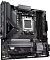 Фото-4 Материнская плата Gigabyte B850M EAGLE WF6E, ракурс под углом со стороны панели I/O: видны кожух I/O с подсветкой EAGLE, радиатор VRM, 4 слота DDR5 и зона M.2; изображение помогает оценить высоту кожуха и ориентацию платы в корпусе.