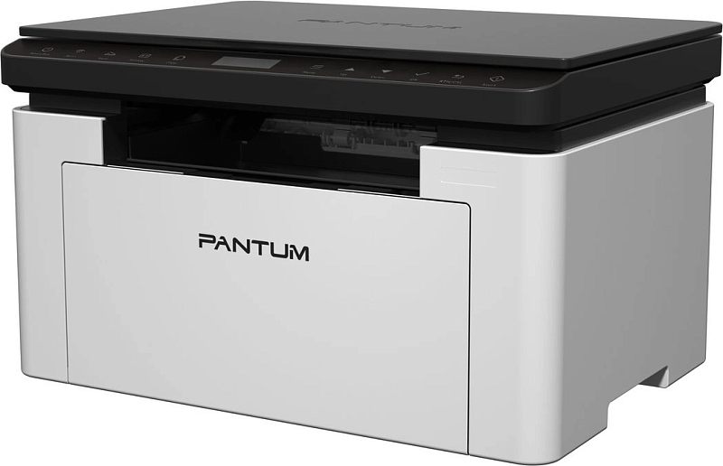 Фото-1 Лазерное МФУ Pantum BM1800, вид спереди под углом; белый корпус с чёрной верхней крышкой, на верхней панели ряд сенсорных кнопок, спереди ниша выхода бумаги; на белом фоне, показывает внешний вид устройства.
