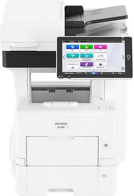 Фото-1 Лазерное МФУ Ricoh IM 550F, фронтальный вид: сверху автоподатчик документов, справа большой сенсорный экран с плитками Copy/Scanner/Fax, под экраном выходной лоток, снизу лоток бумаги; белый корпус — демонстрация интерфейса и основных узлов для офисной работы.
