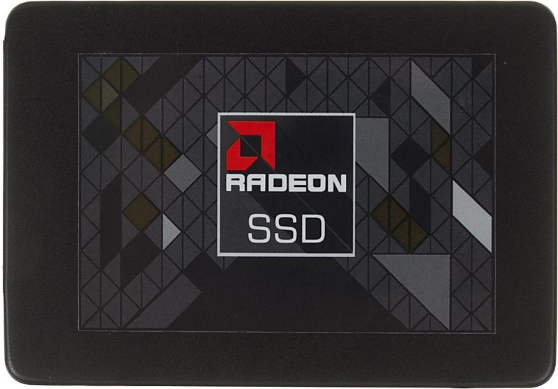 Фото-1 SSD AMD Radeon R5 120GB, фронтальный вид 2.5-дюймового накопителя. Видны чёрный корпус, геометрический рисунок на крышке и крупный логотип Radeon SSD. Фото важно для страницы товара, потому что показывает лицевую сторону и оформление модели.