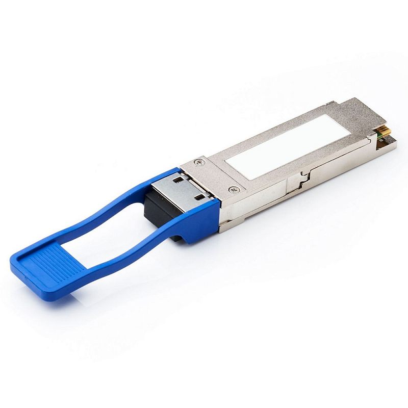 Фото-1 Трансивер Silicom OPT000072 QSFP28 100GBASE-LR4, вид сбоку под углом: металлический корпус с пустой площадкой под этикетку, синия вытяжная петля (pull tab) и чёрная защитная заглушка на торце разъёма, сзади видны контактные площадки. Серебристый корпус с синим и чёрным элементами, предметная съёмка на белом фоне; помогает распознать форм-фактор QSFP28 и способ извлечения из порта.