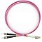 Фото-1 Оптический патч-корд Cabeus FOP-50 OM4 LC-ST 1,5 м, фронтальный вид: розовый кабель уложен в кольцо, слева два ST-коннектора с белыми колпачками и чёрными кожухами, справа LC-коннектор в светлом корпусе, кабель стянут белой клипсой; фото помогает определить типы разъёмов и исполнение патч-корда на странице товара.