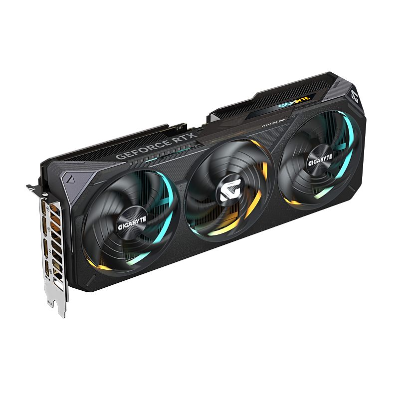 Фото-1 Видеокарта Gigabyte GeForce RTX 5070 Gaming OC, вид спереди под углом. На фото три вентилятора, угловатый кожух и боковая надпись GeForce RTX; на кольцах вентиляторов видны цветные акценты. Черный корпус; студийное изображение для карточки товара, показывает лицевую сторону и конструкцию охлаждения.