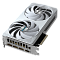 Фото-5 Видеокарта GIGABYTE NVIDIA GeForce RTX 5060 Ti EAGLE OC ICE 8GB, диагональный вид спереди сверху. На фото два белых вентилятора, открытая зона радиатора и интерфейсная планка с тремя DisplayPort и одним HDMI; ракурс важен для обзора охлаждения и видеовыходов.
