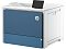Фото-4 Принтер HP Color LaserJet Enterprise 6701dn A4, вид спереди справа под углом; на фото белый корпус с синей передней дверцей, боковая сервисная панель и установленный сверху экран управления; изображение важно для страницы товара, чтобы показать правую сторону корпуса и доступ к панелям.