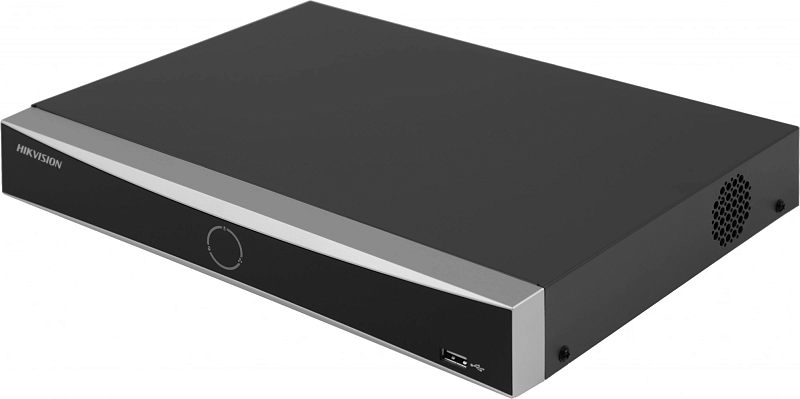 Фото-1 Видеорегистратор Hikvision DS‑7604NXI‑K1/4P(B), вид спереди справа сверху на корпус. На фото видны чёрная верхняя крышка, серая окантовка передней панели, круглый блок кнопок управления, USB‑порт спереди и боковая вентиляционная решётка. Изображение показывает внешний вид корпуса для страницы товара.