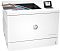 Фото-5 Цветной лазерный принтер HP Color LaserJet Enterprise M751dn, вид спереди слева; сверху лоток выхода с частично выведенными цветными листами, справа выносная панель управления с экраном и цифровой клавиатурой; корпус белый с чёрной верхней зоной — показывает верхний выход бумаги и расположение панели управления на странице товара.