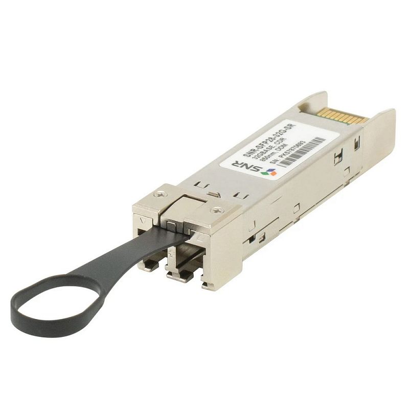 Фото-1 Трансивер SNR SNR-SFP28-32G-SR, вид под углом сверху; металлический модуль SFP28 с LC-разъёмом спереди, тёмная петля-фиксатор для извлечения, наклейка с маркировкой, золотистые контакты на тыльной стороне; фото на белом фоне для сопоставления модели SFP28 на странице товара.