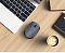 Фото-9 Мышь Logitech M170 беспроводная, серый цвет, вид сверху в рабочем окружении. Видны симметричный корпус, колесо прокрутки по центру, логотип Logi и размещение мыши рядом с ноутбуком, планшетом и чашкой кофе на деревянном столе. Это важно для страницы товара, потому что показывает внешний вид мыши в офисном контексте.