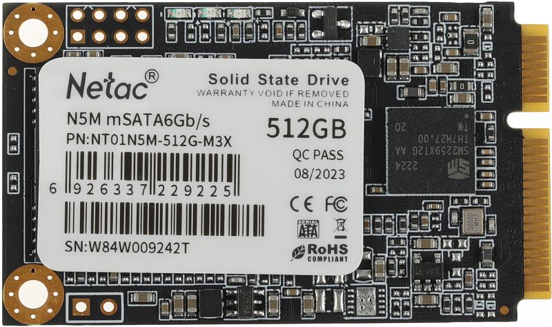 Фото-1 SSD Netac N5M 512GB, фронтальный вид платы mSATA. Видны чёрная печатная плата, белая сервисная наклейка с обозначением 512GB, микросхемы и два монтажных отверстия. Фото важно для страницы товара, потому что показывает лицевую сторону и маркировку mSATA-модуля.