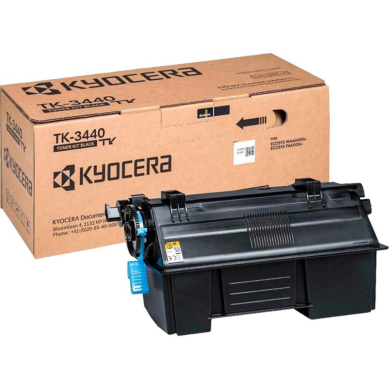 Фото-1 Тонер-картридж Kyocera TK-3440, вид под углом на картридж перед коробкой; чёрный корпус с синей защёлкой сбоку, зубчатым приводом и предупреждающей наклейкой, на коробке видны маркировка TK-3440 и совместимость с ECOSYS MA6000ifx и PA6000x; фото показывает сам расходник и упаковку для проверки модели.