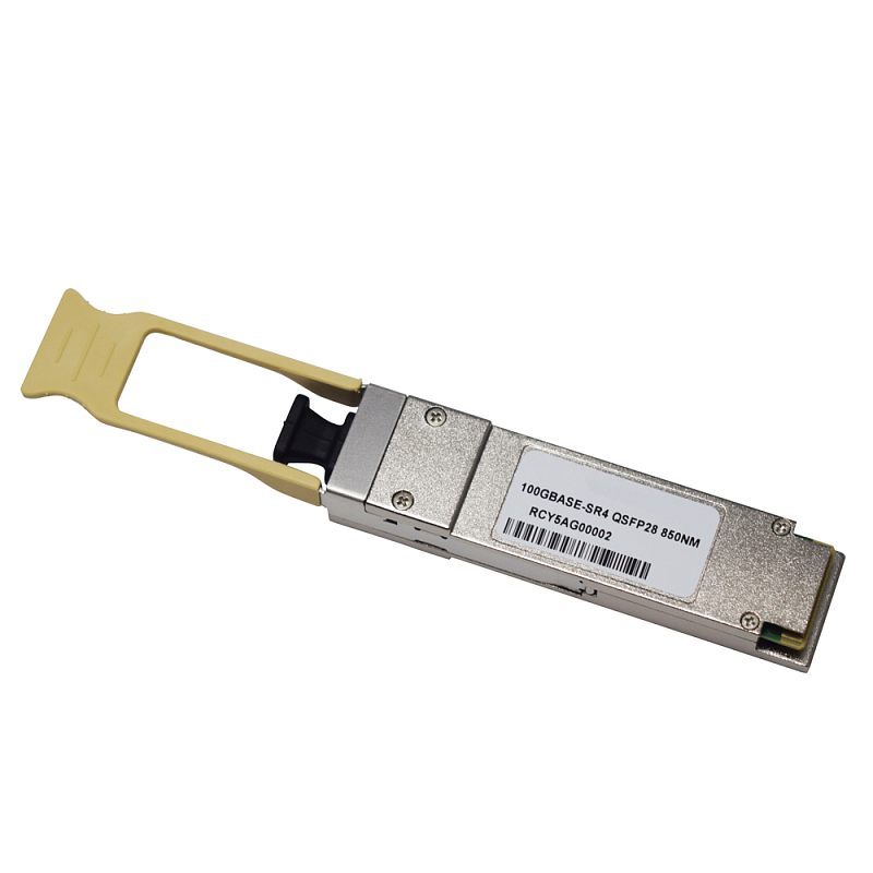 Фото-1 Трансивер FiberTrade FT QSFP28 SR4 100GBase SR4, вид сбоку; металлический корпус QSFP28 с винтами, наклейка с маркировкой на верхней панели, бежево-жёлтая откидная ручка, контактная часть на торце; серебристый и бежево-жёлтый.