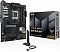 Фото-12 Материнская плата ASUS TUF GAMING X870-PLUS WIFI, общий комплект: плата, коробка и внешняя Wi‑Fi антенна. Видны чёрные радиаторы, вертикально установленная плата и упаковка модели справа. Фото показывает внешний вид товара и комплект поставки на странице товара.