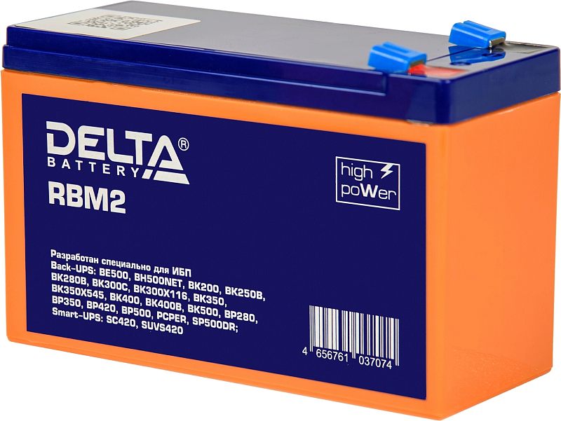 Фото-1 Батарея для ИБП Delta RBM2: крупный план боковой стороны под углом; оранжевый корпус с синей крышкой, наклейка с маркировкой RBM2 и штрих-код, сверху видны клеммы с цветными колпачками. На белом фоне для визуальной проверки модели и расположения клемм на странице товара.