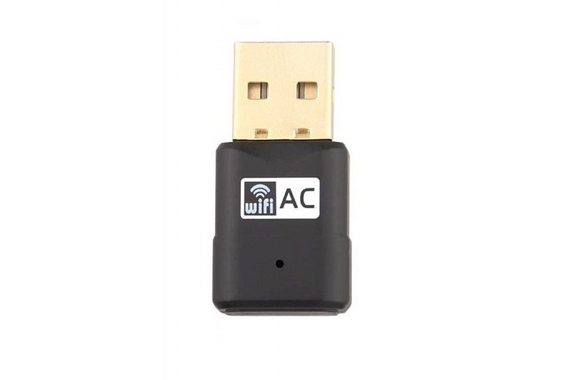 Фото-1 USB‑адаптер Fanvil WF20, фронтальный вид; на фото компактный чёрный корпус донгла, золотистый USB‑штекер и белая маркировка Wi‑Fi AC на лицевой стороне. Подходит для страницы товара, потому что показывает размер устройства и тип подключения через USB.