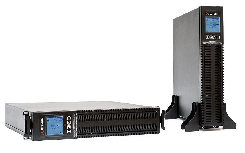 Фото-1 ИБП Штиль STR1101L 1000 VA Rack/Tower 2U, два варианта установки на одном фото: слева горизонтально для стойки, справа вертикально на опорах; на чёрной фронтальной панели видны LCD-дисплей, кнопки и длинные вентиляционные прорези; фото показывает rack/tower форм-фактор для страницы товара.