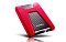 Фото-3 Внешний жёсткий диск ADATA HD650 AHD650-2TU31-CRD &mdash; вид под углом с торца; заметен разъём подключения на нижней грани, красный корпус и чёрная центральная панель с карбоновой текстурой; изображение важно для понимания расположения порта.