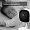 Фото-7 Wi-Fi камера видеонаблюдения TP-Link Tapo C110, коллаж «ночное видение»: чёрно-белое фото ребёнка и камера с видимым объективом и индикатором на чёрной панели; баннер про ночное видение показывает сценарий съёмки в темноте.