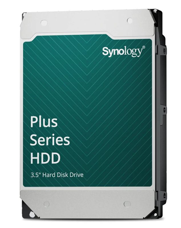 Фото-1 Жёсткий диск Synology HAT3310: 3/4 вид спереди, бирюзовая этикетка Plus Series HDD и надпись Synology, чёрный боковой корпус виден справа. На белом фоне — для идентификации бренда и серии диска.