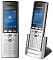Фото-4 IP-телефон Grandstream WP820, серебристый, комплект из двух ракурсов: трубка спереди и трубка в зарядной базе; показаны экран, цифровая клавиатура, навигационный блок и база с логотипом; изображение дополняет карточку товара сравнением вида устройства отдельно и на подставке.