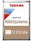 Фото-1 Жёсткий диск Toshiba N300 Pro HDWG51GXZSTB 16 TB, фронтальный вид на верхнюю часть корпуса. Видна бело-бежевая лицевая наклейка NAS Systems N300 Pro, красный логотип Toshiba, винты по углам и металлическая крышка 3,5-дюймового диска. Фото на светлом фоне показывает серию и конструкцию накопителя, что важно для страницы HDD Toshiba N300 Pro 16 TB.