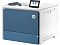 Фото-4 Цветной лазерный принтер HP Color LaserJet Enterprise 6700dn, вид спереди справа под углом: белый корпус, синяя передняя панель, на верхней поверхности лежит лист печати и виден экран управления; студийное фото на белом фоне для показа рабочей зоны и панели управления в карточке товара.