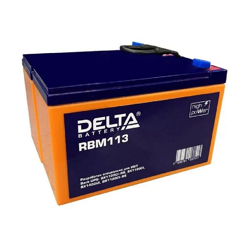 Фото-1 Батарея для ИБП Delta RBM113: вид сбоку под углом; оранжевый корпус с синей крышкой, наклейка RBM113 и штрих-код, сверху короткая петля кабеля и клеммы с синими колпачками. На белом фоне для визуального подтверждения модели и расположения клемм на странице товара.