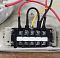 Фото-6 Стабилизатор напряжения Powercom PCM AVR WM-5000VA &mdash; реальный монтаж клеммной колодки с проводами и винтовыми зажимами на металлической планке; показывает подключение входа/выхода.