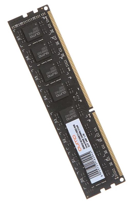 Фото-1 Модуль памяти Qumo 18204 QUM3U-8G1600C11R 8 ГБ DIMM DDR3, вид под углом: чёрная плата, наклейка с маркировкой по центру, микросхемы по длине и золотистые контакты снизу; ракурс показывает профиль и лицевую сторону модуля для страницы товара.