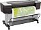Фото-3 Широкоформатный плоттер HP DesignJet T1700, ракурс спереди слева на стойке; из тракта печати выходит цветной лист с картографическим изображением, снизу приёмная корзина‑сетка и колёса стойки; корпус тёмно‑серый — показывает печать на листе и напольную установку на странице товара.