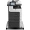 Фото-4 МФУ HP LaserJet Enterprise M725z A3, фронтальный вид; показаны сенсорный экран слева, выходной лоток, пять фронтальных секций для бумаги и основание на роликах, корпус серо-чёрный; фото на белом фоне важно для страницы товара, чтобы увидеть переднюю панель и расположение лотков.