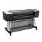 Фото-2 Широкоформатный плоттер HP DesignJet T1700dr PS 44 дюйма, фронтальный вид с открытой зоной выхода; видны чёрно-серый корпус, верхняя крышка, направляющая подачи и прозрачная корзина на металлической раме с колёсами без листа бумаги. Важно для страницы товара, так как фото показывает конструкцию выходного тракта и стойки.