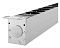 Фото-6 Блок розеток PDU TSMO Rem REM-32 Zero-U R-32-16S-8C19-A-AM-1420-K, крупный план противоположного торца: круглый ввод (резиновая заглушка/мембрана) на торцевой крышке и винты; важно для понимания точки ввода кабеля питания.